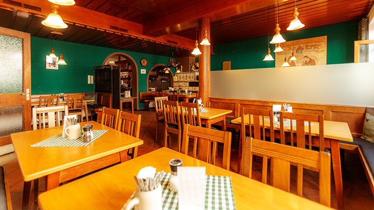 Verkehrslandeplatz Vilshofen an der Donau, unmittelbar, Nähe, Schiffsanlegestelle, flussaufwärts, Passau, Genießen, gutbürgerlich, Tasse, Kaffee, Stück, selbstgebacken, Kuchen, wunderbar, Donaupanorama, wirken, Vilshofen, Vilshofen an der Donau, Gastronomie, Gasthaus, Gaststätte, Gasthof, Wirtshaus, Lokal, Essen, Trinken, Eis, Restaurant, Küche, Biergarten, Pension, Zimmer, Fremdenzimmer, Gästezimmer, Übernachten, Schlafen, Unterkunft, Radfahrer, Donauradweg, Bike, eBike, E-Bike, Familie, Begrüßung, Herzlich, Traditionsgasthof, Stadtplatz, servieren, Brauerei, Bräustüberl, traditionell, Bayerische Küche, Gäste, frühstücken, Frühstück, Festsaal, Hochzeiten, Geburtstage, Versammlungen, passenden, Rahmen, gemütlich, Biergartenterrasse, Terrasse, besten, Blick, bunte, Treiben, typisch, bayerische, Schmankerl, freundlich, Lächeln, natürlich, frisch, gezapft, Wolferstetter, Zimmer, Urig, renoviert, Gastzimmer, kombinieren, rustikal, Ambiente, modern, Komfort, schlafen, einfach, gut, Morgen, Akku, laden, Frühstücksbuffet