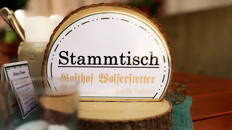 Brauerei, Bräustüberl, traditionell, Bayerische Küche, Gäste, frühstücken, Frühstück, Festsaal, Hochzeiten, Geburtstage, Versammlungen, passenden, Rahmen, gemütlich, Biergartenterrasse, Terrasse, besten, Blick, bunte, Treiben, typisch, bayerische, Schmankerl, freundlich, Lächeln, natürlich, frisch, gezapft, Wolferstetter, Zimmer, Urig, renoviert, Gastzimmer, kombinieren, rustikal, Ambiente, modern, Komfort, schlafen, einfach, gut, Morgen, Akku, laden, Frühstücksbuffet, kosten, Fahrrad, Fahradgarage, Bikegarage, Radlkeller, Fahrradstellplatz, Werkstatt, Fahrradwerkstatt, Radlreparatur, Radreparatur, Werkstatt, Vorgeschmack, Übernachtungsgäste, täglich, Vorspeise, Bayerisches Gedeck, Obazda, Griebenschmalz, gekräuterter Hüttenkäse, Gebäck, Hauptgericht, Krustenbraten vom Strohschwein an Knödelduett und Speckkrautsalat in herzhafter Kümmel-Dunkelbier-Jus, Brotzeit, Imbiss, Brotzeitbrettl mit regionalen Wurstspezialitäten, kaltem Braten, Bergkäse und eingelegten gegrillten Gemüse, Dessert