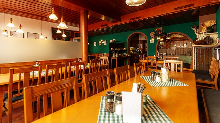 Bikegarage, Radlkeller, Fahrradstellplatz, Werkstatt, Fahrradwerkstatt, Radlreparatur, Radreparatur, Werkstatt, Vorgeschmack, Übernachtungsgäste, täglich, Vorspeise, Bayerisches Gedeck, Obazda, Griebenschmalz, gekräuterter Hüttenkäse, Gebäck, Hauptgericht, Krustenbraten vom Strohschwein an Knödelduett und Speckkrautsalat in herzhafter Kümmel-Dunkelbier-Jus, Brotzeit, Imbiss, Brotzeitbrettl mit regionalen Wurstspezialitäten, kaltem Braten, Bergkäse und eingelegten gegrillten Gemüse, Dessert, Karamellisierte Apfelkücherl mit Beerenragout, Speisekarte, miteinander, groß, neu, gestaltet, altehrwürdig, Charme, erhalten, Feste, Feiern, Veranstaltungen, 120 Gästen, Gern, Anfrage, Zeit, neues, bieten, Catering, Kochkurs, Küchenchef, Backkurs, Patissier, Fan-Shop, Lieferservice, Schmankerl-Express, Übernachtung im Privatboot auf der Donau, buchen, Facebook, Social Media, Nacht, Durchreise, Radlkeller, perfekt, ausgestattet, Personal, hilft, tatkräftig, Räder, einparken, Sehr, sauber, Unterkunft, bayrisches Bier, immer, gut