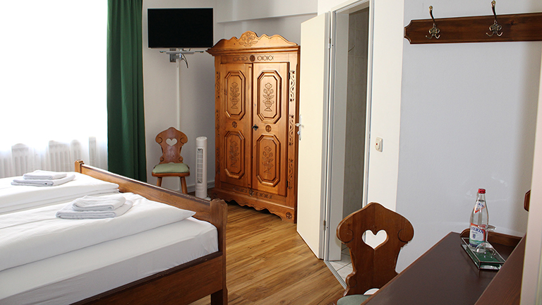 Kuchen, wunderbar, Donaupanorama, wirken, Vilshofen, Hotel, Pension, Unterkunft, EInzelzimmer, Doppelzimmer, Übernachtung, Bayerisch, Natur, hautnah, erleben, Kultur, Niederbayern, Donau, Radweg, Passau, Bayerischer Wald, nationalpark, ideal, Abenteuerlustige, Erholungssuchende, Genießen, Auszeit, Wellnesshotel, Donau, direkt, malerisch, Uferpromenade, traumhaft, Radtouren, Passauer Land, Durchreise, Urlaub, perfekt, Erholungserlebnis, helfen, verschiedene, Angebote, Verfügung, Wählen, Massagen, Beauty Behandlungen, Wohlfühlbäder, Therme, Terme, Sauna, Entspannungsurlaub, Gratis, stornierbar, Anreise, Preisgarantie, buchen, sparen, schlafen, bekannt, historisch, Altstadt, Wahrzeichen, Stadtturm, Lage, Dreiflüssestadt, Benediktinerabtei, Schweiklberg, jährlich, Volksfest, groß, Festzug, Feuerwerk, Donaupromenade, Ginkgo-Park, beliebt, Ausflugsziel, Herzen, erwartet, persönlich, familiär, geführt, Haus, behaglich, Atmosphäre, freundlich, Service, WLAN, TV, Zimmer, günstig, Preise, Einfach, schell, sicher, Buchung, Kostenlos