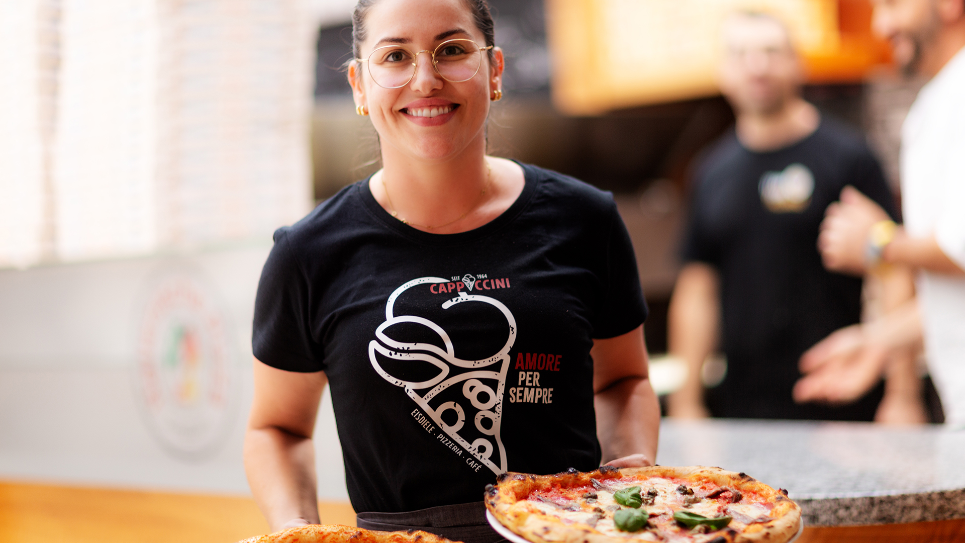 belegen, streichen, zuerst, Tomatensauce, gleichmäßig, Teig, gefolgt, Mozzarella, Zutaten, bindet, austrocknen, verbrennen, verteilen, Belag, Gemüse, Fleisch, Fisch, streuen, Schluss, eventuell, frisch, Kräuter, Basilikum, überladen, lange, belegen, knusprig, Vorgeschmack, Übernachtungsgäste, täglich, Vorspeise, Bayerisches Gedeck, Obazda, Griebenschmalz, gekräuterter Hüttenkäse, Gebäck, Hauptgericht, Krustenbraten vom Strohschwein an Knödelduett und Speckkrautsalat in herzhafter Kümmel-Dunkelbier-Jus, Brotzeit, Imbiss, Brotzeitbrettl mit regionalen Wurstspezialitäten, kaltem Braten, Bergkäse und eingelegten gegrillten Gemüse, Dessert, Karamellisierte Apfelkücherl mit Beerenragout, Speisekarte, miteinander, groß, neu, gestaltet, altehrwürdig, Charme, erhalten, Feste, Feiern, Veranstaltungen, 120 Gästen, Gern, Anfrage, Zeit, neues, bieten, Catering, Kochkurs, Küchenchef, Backkurs, Patissier, Fan-Shop, Lieferservice, Schmankerl-Express, Übernachtung im Privatboot auf der Donau, buchen, Facebook, Social Media, Nacht, Durchreise