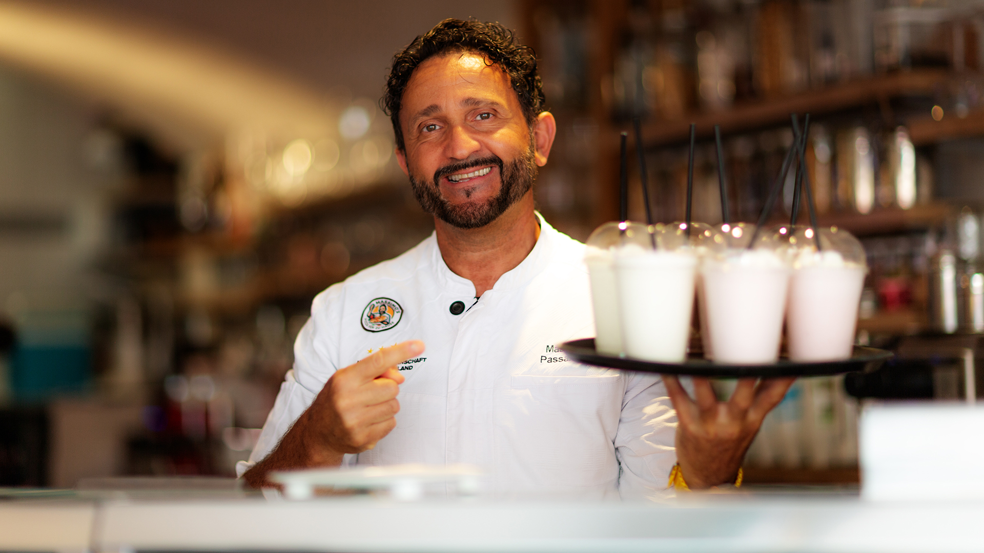 richtig, belegen, streichen, zuerst, Tomatensauce, gleichmäßig, Teig, gefolgt, Mozzarella, Zutaten, bindet, austrocknen, verbrennen, verteilen, Belag, Gemüse, Fleisch, Fisch, streuen, Schluss, eventuell, frisch, Kräuter, Basilikum, überladen, lange, belegen, knusprig, Vorgeschmack, Übernachtungsgäste, täglich, Vorspeise, Bayerisches Gedeck, Obazda, Griebenschmalz, gekräuterter Hüttenkäse, Gebäck, Hauptgericht, Krustenbraten vom Strohschwein an Knödelduett und Speckkrautsalat in herzhafter Kümmel-Dunkelbier-Jus, Brotzeit, Imbiss, Brotzeitbrettl mit regionalen Wurstspezialitäten, kaltem Braten, Bergkäse und eingelegten gegrillten Gemüse, Dessert, Karamellisierte Apfelkücherl mit Beerenragout, Speisekarte, miteinander, groß, neu, gestaltet, altehrwürdig, Charme, erhalten, Feste, Feiern, Veranstaltungen, 120 Gästen, Gern, Anfrage, Zeit, neues, bieten, Catering, Kochkurs, Küchenchef, Backkurs, Patissier, Fan-Shop, Lieferservice, Schmankerl-Express, Übernachtung im Privatboot auf der Donau, buchen, Facebook, Social Media, Nacht, Durchreise